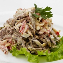 Салат с говяжьей печенью Салат с говяжьей печенью