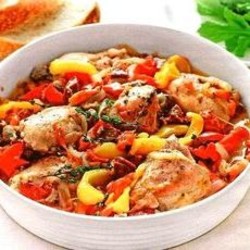 Курица тушеная с овощами Курица тушеная с овощами