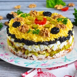 Салат с курицей и грецкими орехами Салат с курицей и грецкими орехами