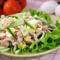 Салат из кальмаров с яйцом Салат из кальмаров с яйцом