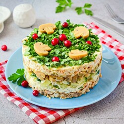 Салат с копченой курицей и грибами Салат с копченой курицей и грибами