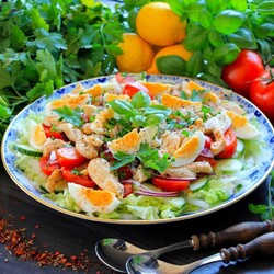 Салат с куриной грудкой и огурцом Салат с куриной грудкой и огурцом