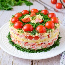 Салат с крабовыми палочками и помидорами Салат с крабовыми палочками и помидорами