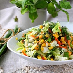 Салат с пекинской капустой и кукурузой Салат с пекинской капустой и кукурузой