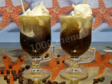 Холодный кофе с мороженым сиропом и сливками