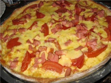 Пицца с ветчиной ананасами и томатной пастой