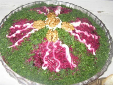 Салат из свеклы с чесноком и сыром Монгольская горка
