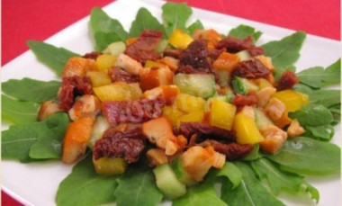 Салат с курицей и вялеными помидорами Салат с курицей и вялеными помидорами