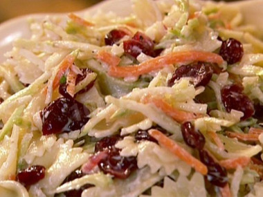 Салат из макарон с брокколи и клюквой Салат из макарон с брокколи и клюквой