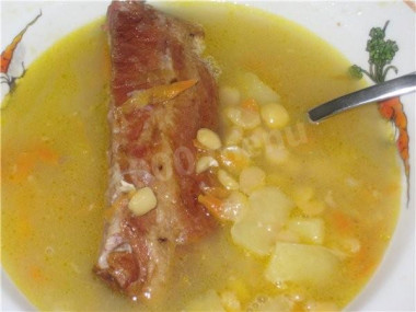 Суп гороховый с копчеными свиными ребрами на костном бульоне