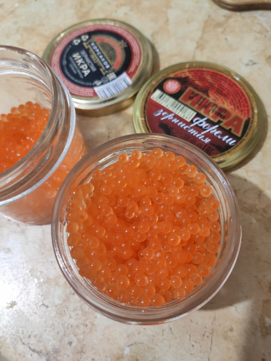 Из двух форелей получилось 150гр икры, 1.5 баночки. Из двух форелей получилось 150гр икры, 1.5 баночки.