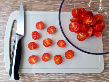 Нарезка помидорок черри Нарезка помидорок черри