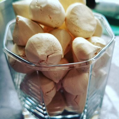 Остатки крема пошли для меренги. Остатки крема пошли для меренги.