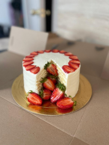 это бенто тортик, по определению пола ребеночка, клубника означала что будет девочка, а голубика бы означала мальчика это бенто тортик, по определению пола ребеночка, клубника означала что будет девочка, а голубика бы означала мальчика