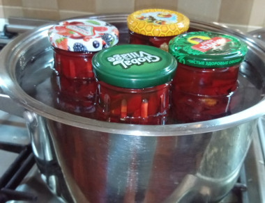 На стерилизации. Баночки с высоким горлом. Пришлось из=за горлышка добавлять и перец и маринад На стерилизации. Баночки с высоким горлом. Пришлось из=за горлышка добавлять и перец и маринад