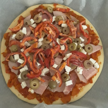 Пицца перед выпечкой Пицца перед выпечкой