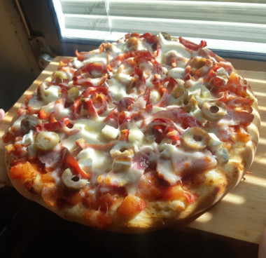 Готовая пицца на дрожжевом тесте Готовая пицца на дрожжевом тесте