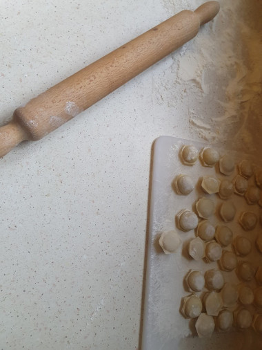 Процесс готовки, стол после первой партии не чистила, просто смахнула муку в сторону. Процесс готовки, стол после первой партии не чистила, просто смахнула муку в сторону.