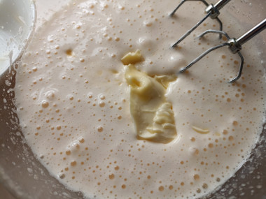 Масло добавляем в яично сахарную смесь Масло добавляем в яично сахарную смесь