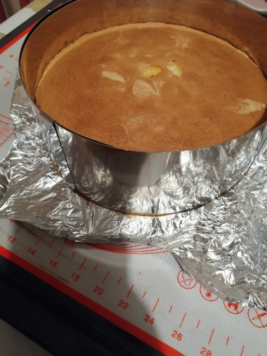 После выпечки. Сверху уже видны отщипнутые куски. Надо было провести дегустацию. После выпечки. Сверху уже видны отщипнутые куски. Надо было провести дегустацию.