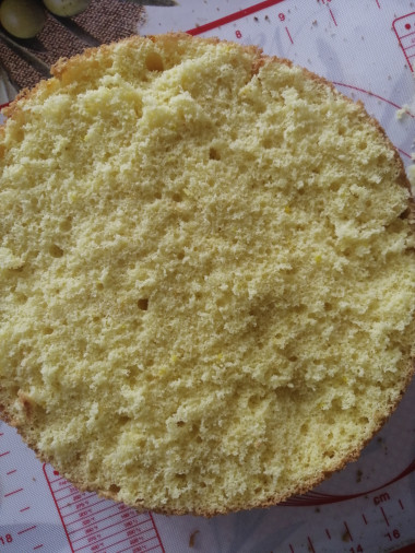 Бисквит в разрезе. Торт был лимонно-малиновый, поэтому в тесто я добавила цедру и жёлтый пищевой краситель. Бисквит в разрезе. Торт был лимонно-малиновый, поэтому в тесто я добавила цедру и жёлтый пищевой краситель.