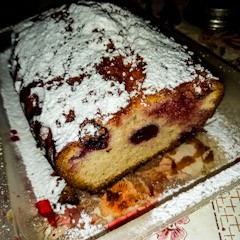 Вишнёвый кекс кирпичиком пропитанный вишнёвым сиропом, посыпан сахарной пудрой. Вишнёвый кекс кирпичиком пропитанный вишнёвым сиропом, посыпан сахарной пудрой.