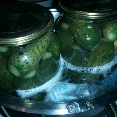 В процессе стерилизации (огурцы ещё не поменяли свой цвет) В процессе стерилизации (огурцы ещё не поменяли свой цвет)