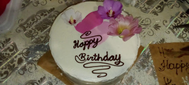 Сделал на четверть больше крема, чтобы покрыть весь торт Сделал на четверть больше крема, чтобы покрыть весь торт