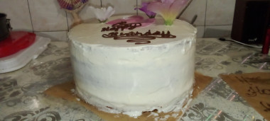 Из-за большого веса слой крема на чизкейк немного выдавило Из-за большого веса слой крема на чизкейк немного выдавило