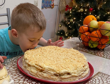 Сын приступил к дегустации тортика Сын приступил к дегустации тортика