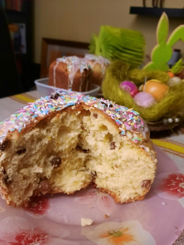 Тесто подошло быстро (правда, мне попалась пачка дрожжей побольше и муки ушел в целом почти килограмм), пасочки получились внутри желтенькие, пушистые, ароматные, воздушные, но не пустые. Тесто подошло быстро (правда, мне попалась пачка дрожжей побольше и муки ушел в целом почти килограмм), пасочки получились внутри желтенькие, пушистые, ароматные, воздушные, но не пустые.