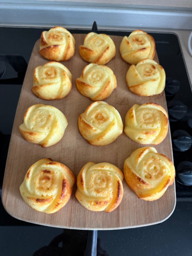 Сделала в форме розочек . Внукам понравились эти сырники . Сделала в форме розочек . Внукам понравились эти сырники .