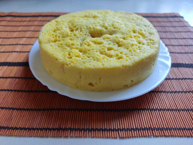 Попробовала деревянной шпажкой - она из центра шарлотки вышла сухой. Я оставила шарлотку в микроволновке ещё на 10 минут. Затем вынула из формы на тарелку. Попробовала деревянной шпажкой - она из центра шарлотки вышла сухой. Я оставила шарлотку в микроволновке ещё на 10 минут. Затем вынула из формы на тарелку.