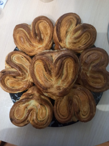 Делала сахарные плюшки. Ушли в лёт. Это только половина. Замешивала 1,5 порции, получилось 16 плюшек. Делала сахарные плюшки. Ушли в лёт. Это только половина. Замешивала 1,5 порции, получилось 16 плюшек.