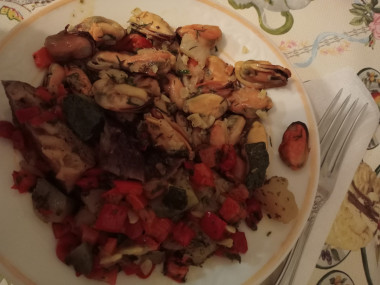 Здесь баклажаны, красный перец, цуккини, лук, базилик, тимьян, орегано, майоран. Здесь баклажаны, красный перец, цуккини, лук, базилик, тимьян, орегано, майоран.