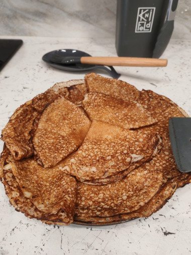 У меня получается ровно 10 блинов, на сковороде диаметром 22см. У меня получается ровно 10 блинов, на сковороде диаметром 22см.