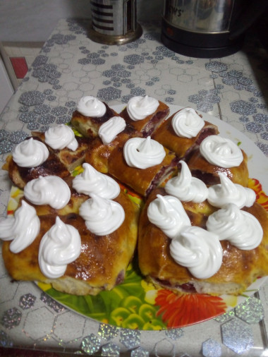 рулеты с вишней осень вкусно с белковым кремом . рулеты с вишней осень вкусно с белковым кремом .