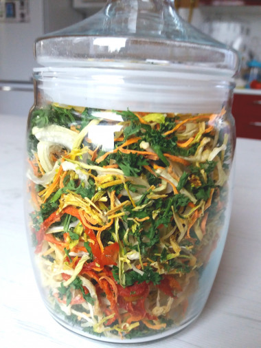 Сухую,ароматную приправу храним в стеклянной баночке,плотно закрыв крышкой. Сухую,ароматную приправу храним в стеклянной баночке,плотно закрыв крышкой.