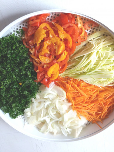 Список овощей можно дополнять или изменить по своему вкусу.У меня лук,морковь,томаты,кабачок и петрушка. Список овощей можно дополнять или изменить по своему вкусу.У меня лук,морковь,томаты,кабачок и петрушка.