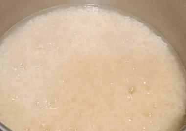 рис уже практически сварился, часть воды выкепло рис уже практически сварился, часть воды выкепло