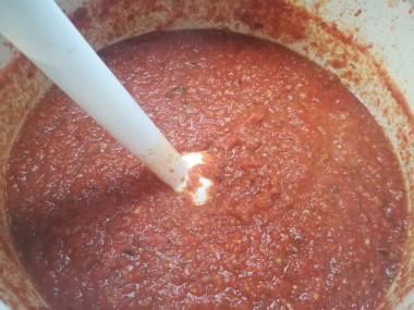 Побила блендером полученную массу для однородной консистенции соуса. Побила блендером полученную массу для однородной консистенции соуса.