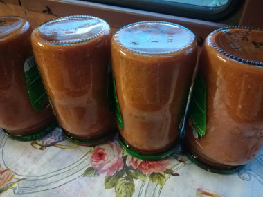 Разложила по банкам, предварительно их простерилизовав. Разложила по банкам, предварительно их простерилизовав.