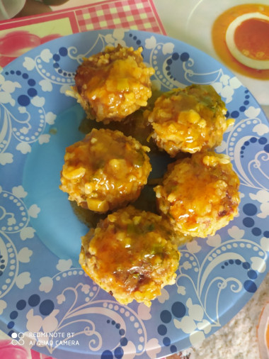 Приготовила "ёжиков") Получилось быстро, просто и вкусно, без каких-либо заморочек. Только я внесла свои маленькие изменения, половина риса положила отварного и половина сырого. Добавила зелень. Моим домашним очень понравились. Приготовила "ёжиков") Получилось быстро, просто и вкусно, без каких-либо заморочек. Только я внесла свои маленькие изменения, половина риса положила отварного и половина сырого. Добавила зелень. Моим домашним очень понравились.