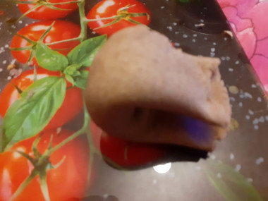 Вот так рулетик сложить пополам. Вот так рулетик сложить пополам.