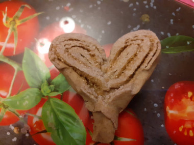 Разворачиваем половинки в стороны. Получается вот такое сердечко, как у Московской булки. Разворачиваем половинки в стороны. Получается вот такое сердечко, как у Московской булки.