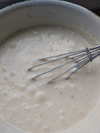 Тесто из желтков, муки и сахара, куда я вмешала взбитые белки. Тесто из желтков, муки и сахара, куда я вмешала взбитые белки.