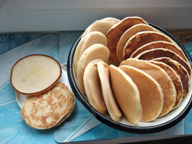 Готовые панкейки. Цвет зависит от степени жарки, выставленной температуры плиток/огня. Готовые панкейки. Цвет зависит от степени жарки, выставленной температуры плиток/огня.