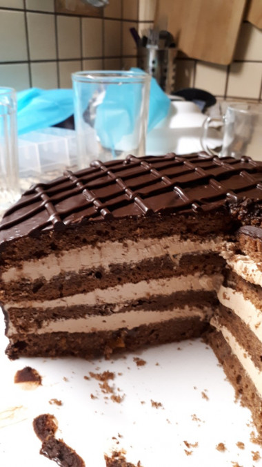 Народа много и делал высокий торт 4 слоя. Народа много и делал высокий торт 4 слоя.