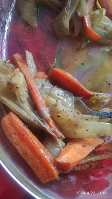 При том морковь и лук не превратились в кашу, держат форму. Даже небольшая хрустность сохранена.
Я просто их усердно мешала не один раз в процессе приготовления.)) вот лук и кажется уставшим малость.) форма была маленькой, а овощей много. При том морковь и лук не превратились в кашу, держат форму. Даже небольшая хрустность сохранена.
Я просто их усердно мешала не один раз в процессе приготовления.)) вот лук и кажется уставшим малость.) форма была маленькой, а овощей много.