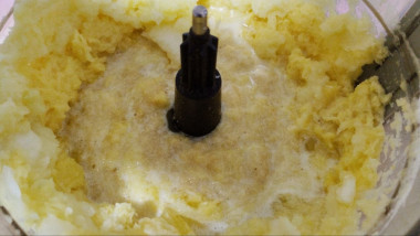 очень много картофельного сока при таком натирании получается - готовьтесь все это отжимать. Мелкое сито или марля - лучший вариант очень много картофельного сока при таком натирании получается - готовьтесь все это отжимать. Мелкое сито или марля - лучший вариант